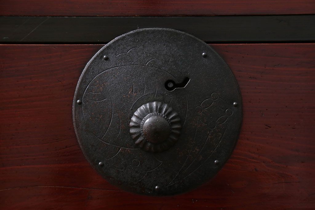 アンティーク家具　古民具・骨董 漆のキレイな二段重ね時代箪笥