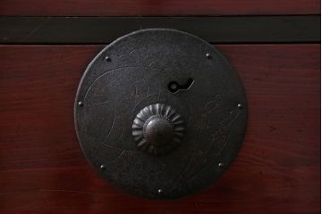 アンティーク家具　古民具・骨董 漆のキレイな二段重ね時代箪笥