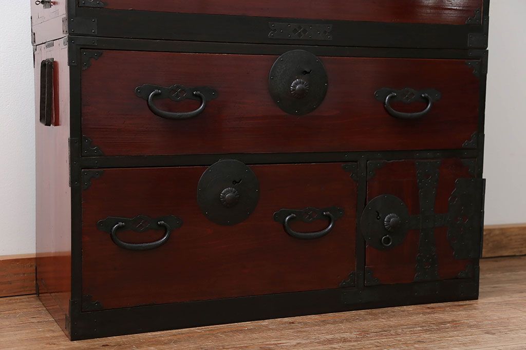 アンティーク家具　古民具・骨董 漆のキレイな二段重ね時代箪笥