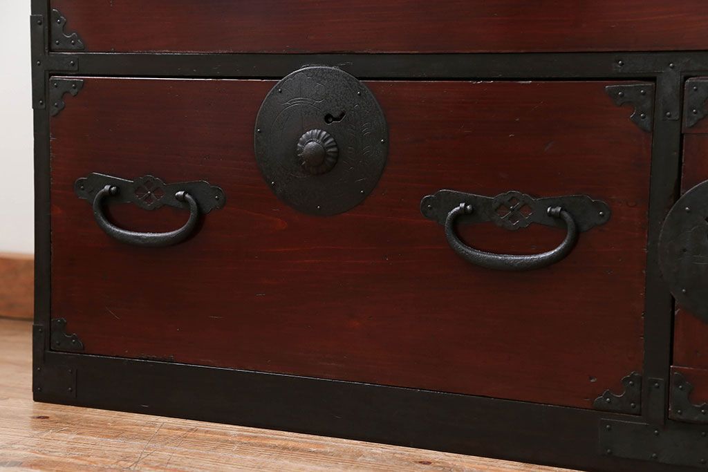 アンティーク家具　古民具・骨董 漆のキレイな二段重ね時代箪笥