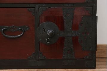 アンティーク家具　古民具・骨董 漆のキレイな二段重ね時代箪笥