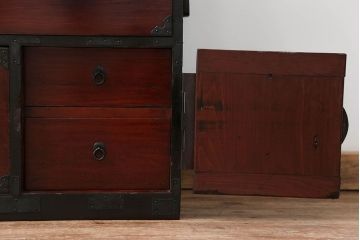 アンティーク家具　古民具・骨董 漆のキレイな二段重ね時代箪笥