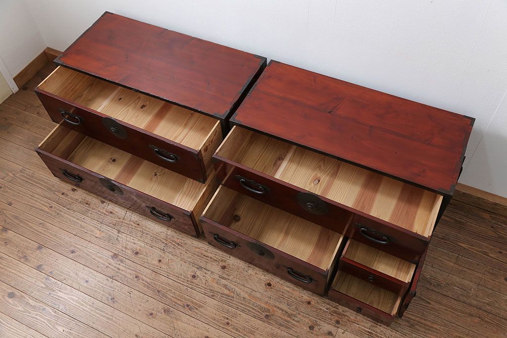 アンティーク家具　古民具・骨董 漆のキレイな二段重ね時代箪笥