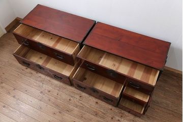 アンティーク家具　古民具・骨董 漆のキレイな二段重ね時代箪笥