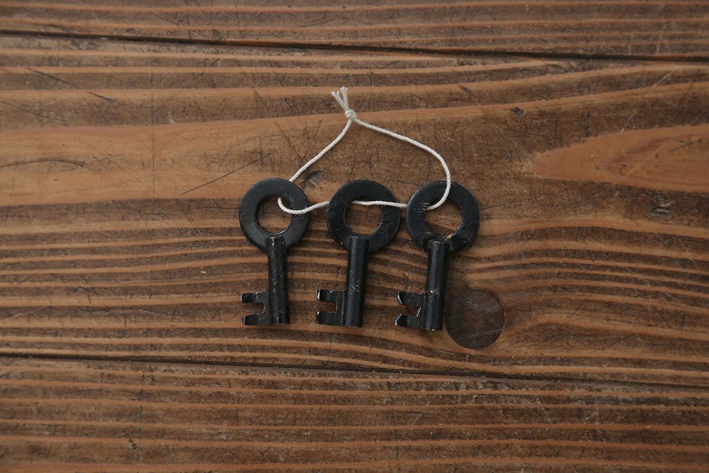 アンティーク家具　古民具・骨董 漆のキレイな二段重ね時代箪笥