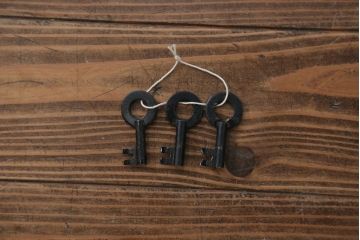 アンティーク家具　古民具・骨董 漆のキレイな二段重ね時代箪笥