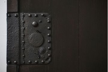 古民具・骨董 栗材の重厚な蔵戸(玄関戸)