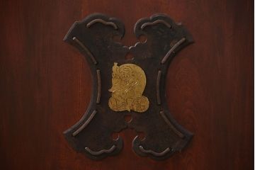 アンティーク 総欅材の重厚な蔵戸(扉、玄関戸)