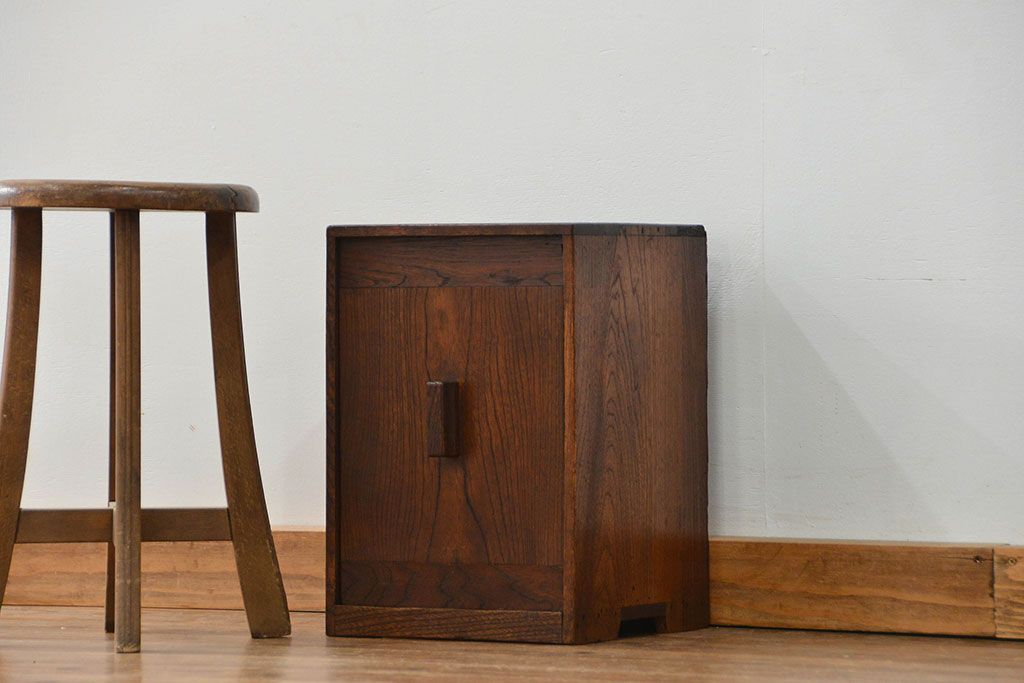 アンティーク家具　アンティーク 古い栓材の小さな慳貪(けんどん)扉 収納箱(小引き出し)