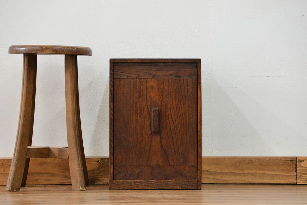 アンティーク家具　アンティーク 古い栓材の小さな慳貪(けんどん)扉 収納箱(小引き出し)