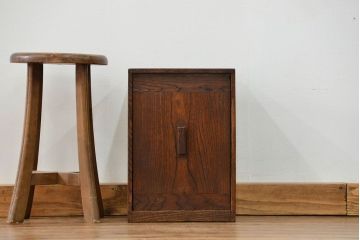 アンティーク家具　アンティーク 古い栓材の小さな慳貪(けんどん)扉 収納箱(小引き出し)