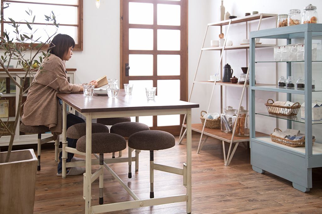 【ラフジュ工房オリジナル・格納スツールテーブル】　クッション座面の格納スツール6脚付き!ペイントアイアンレッグ作業台