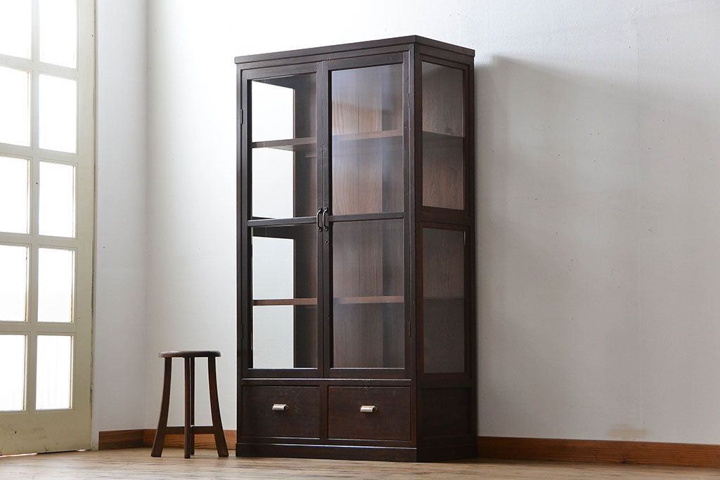 アンティーク家具　アンティーク 三面ガラスの大振りな収納棚(ガラスケース、ショーケース)