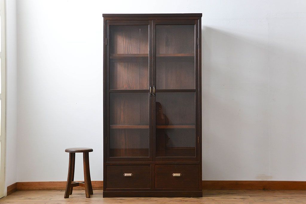 アンティーク家具　アンティーク 三面ガラスの大振りな収納棚(ガラスケース、ショーケース)