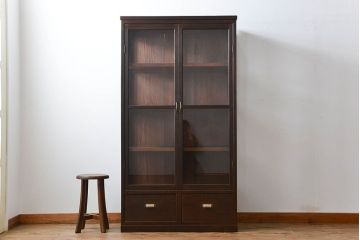 アンティーク家具　アンティーク 三面ガラスの大振りな収納棚(ガラスケース、ショーケース)