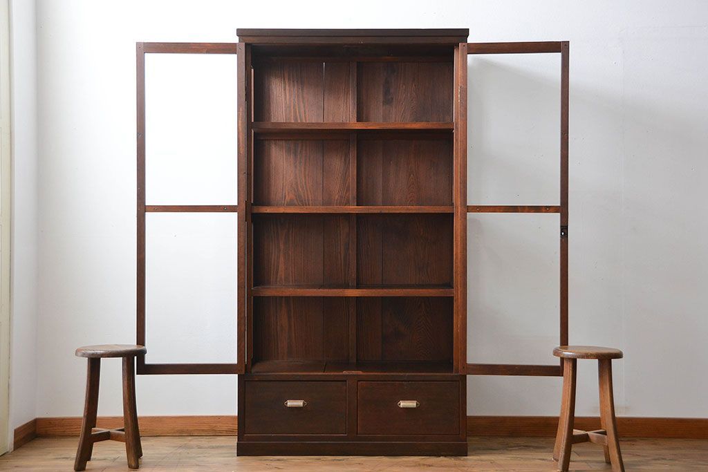 アンティーク家具　アンティーク 三面ガラスの大振りな収納棚(ガラスケース、ショーケース)