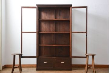 アンティーク家具　アンティーク 三面ガラスの大振りな収納棚(ガラスケース、ショーケース)