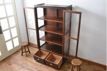 アンティーク家具　アンティーク 三面ガラスの大振りな収納棚(ガラスケース、ショーケース)