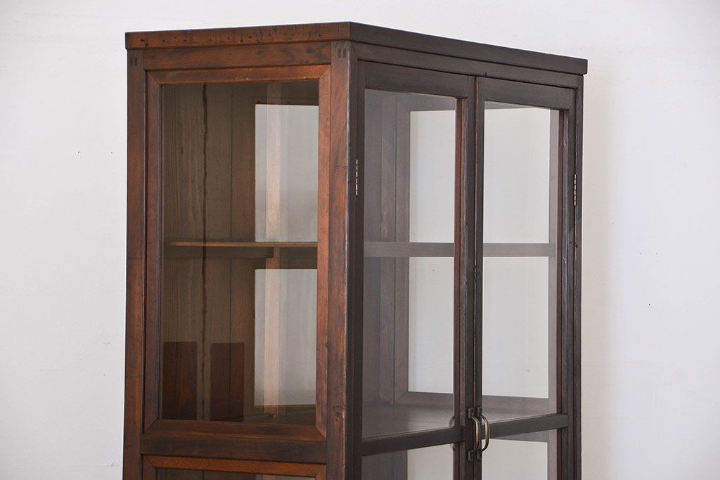 アンティーク家具　アンティーク 三面ガラスの大振りな収納棚(ガラスケース、ショーケース)