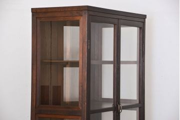 アンティーク家具　アンティーク 三面ガラスの大振りな収納棚(ガラスケース、ショーケース)