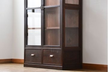 アンティーク家具　アンティーク 三面ガラスの大振りな収納棚(ガラスケース、ショーケース)