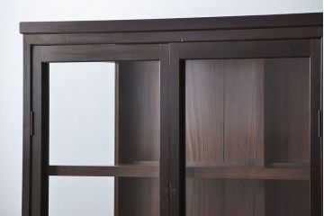 アンティーク家具　アンティーク 三面ガラスの大振りな収納棚(ガラスケース、ショーケース)