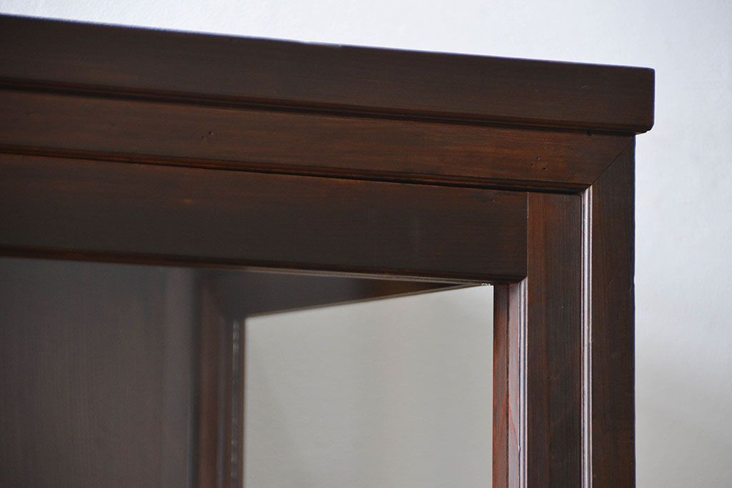 アンティーク家具　アンティーク 三面ガラスの大振りな収納棚(ガラスケース、ショーケース)