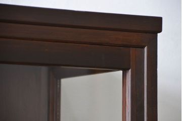 アンティーク家具　アンティーク 三面ガラスの大振りな収納棚(ガラスケース、ショーケース)