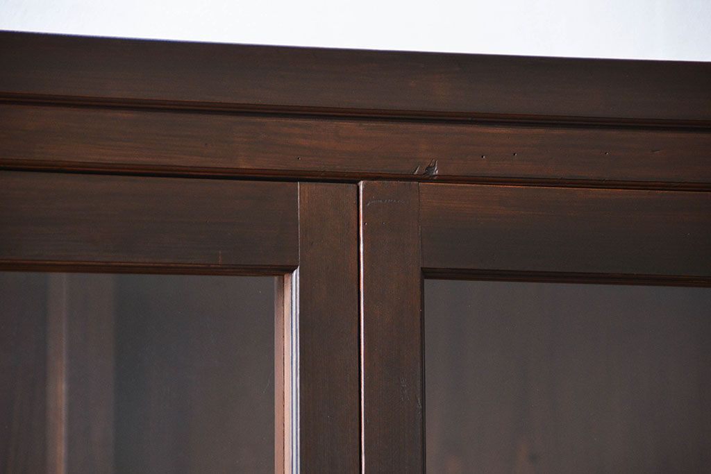 アンティーク家具　アンティーク 三面ガラスの大振りな収納棚(ガラスケース、ショーケース)