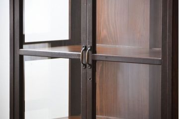 アンティーク家具　アンティーク 三面ガラスの大振りな収納棚(ガラスケース、ショーケース)