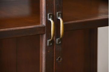 アンティーク家具　アンティーク 三面ガラスの大振りな収納棚(ガラスケース、ショーケース)