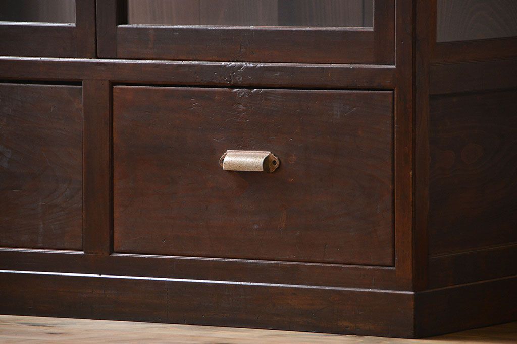 アンティーク家具　アンティーク 三面ガラスの大振りな収納棚(ガラスケース、ショーケース)