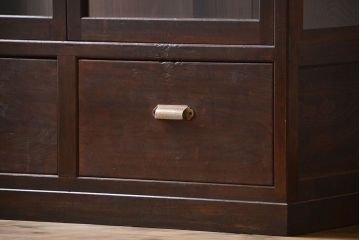 アンティーク家具　アンティーク 三面ガラスの大振りな収納棚(ガラスケース、ショーケース)