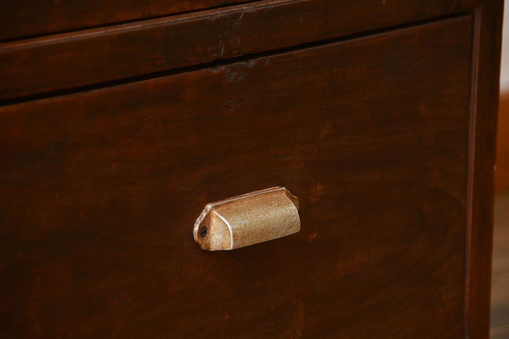 アンティーク家具　アンティーク 三面ガラスの大振りな収納棚(ガラスケース、ショーケース)