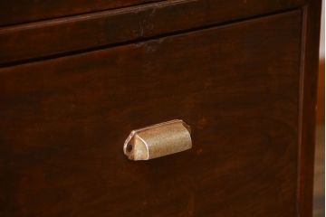 アンティーク家具　アンティーク 三面ガラスの大振りな収納棚(ガラスケース、ショーケース)