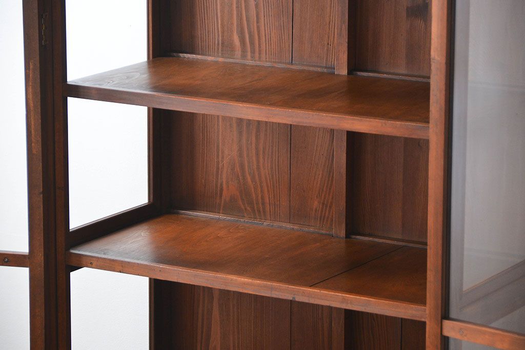 アンティーク家具　アンティーク 三面ガラスの大振りな収納棚(ガラスケース、ショーケース)