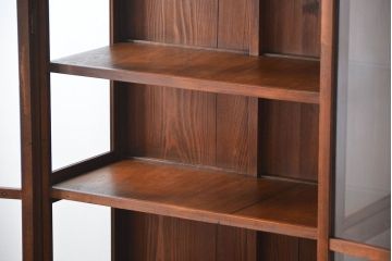 アンティーク家具　アンティーク 三面ガラスの大振りな収納棚(ガラスケース、ショーケース)