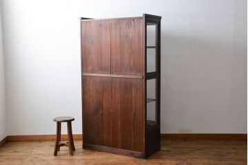 アンティーク家具　アンティーク 三面ガラスの大振りな収納棚(ガラスケース、ショーケース)