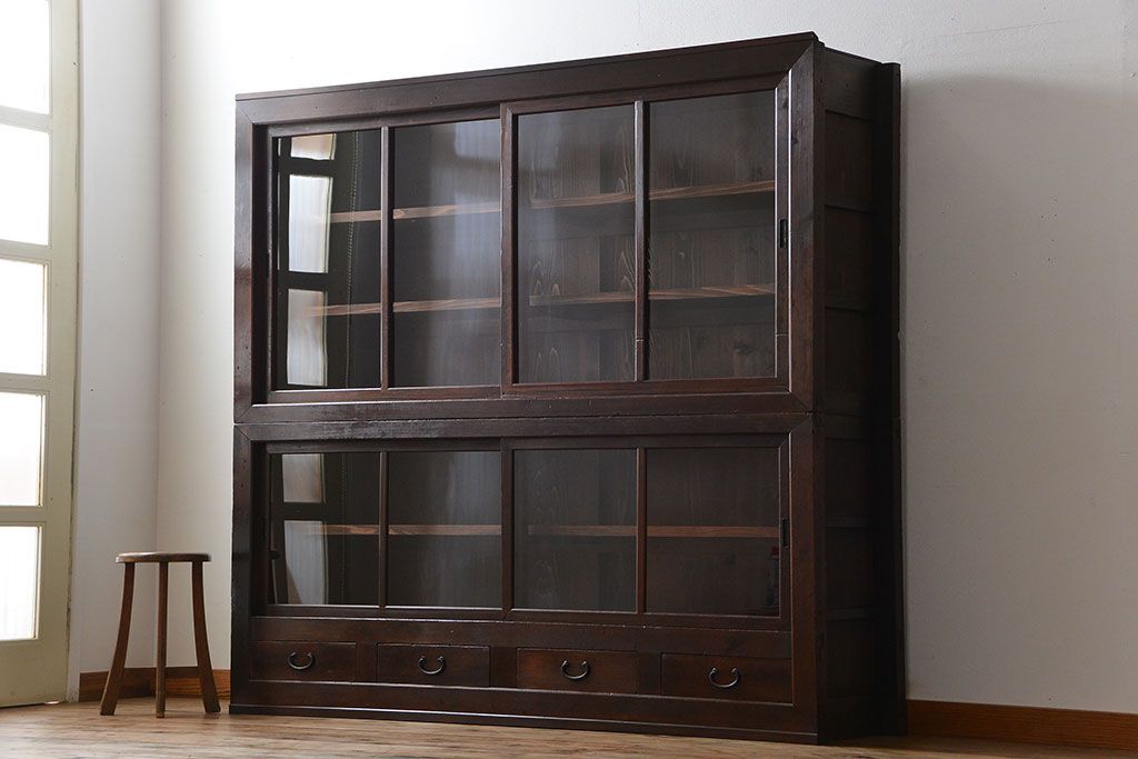 アンティーク家具　古民具・骨董 太い框組みの大きなガラス収納棚(ガラスケース、食器棚、水屋箪笥)