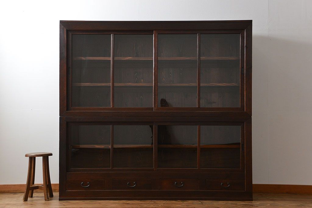 アンティーク家具　古民具・骨董 太い框組みの大きなガラス収納棚(ガラスケース、食器棚、水屋箪笥)