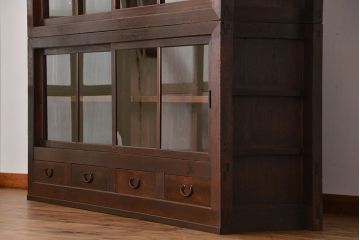 アンティーク家具　古民具・骨董 太い框組みの大きなガラス収納棚(ガラスケース、食器棚、水屋箪笥)