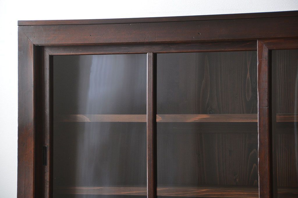 アンティーク家具　古民具・骨董 太い框組みの大きなガラス収納棚(ガラスケース、食器棚、水屋箪笥)