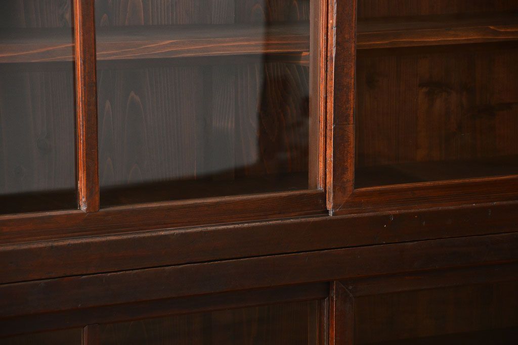 アンティーク家具　古民具・骨董 太い框組みの大きなガラス収納棚(ガラスケース、食器棚、水屋箪笥)