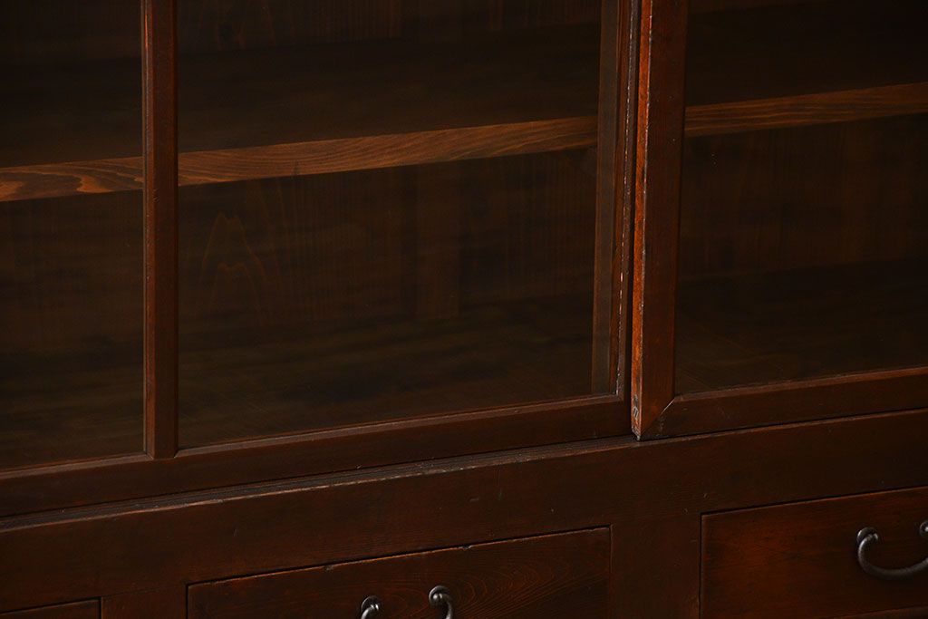 アンティーク家具　古民具・骨董 太い框組みの大きなガラス収納棚(ガラスケース、食器棚、水屋箪笥)