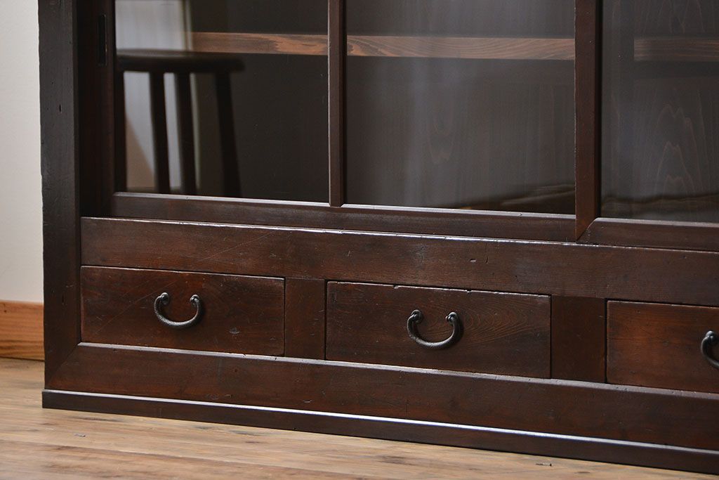 アンティーク家具　古民具・骨董 太い框組みの大きなガラス収納棚(ガラスケース、食器棚、水屋箪笥)