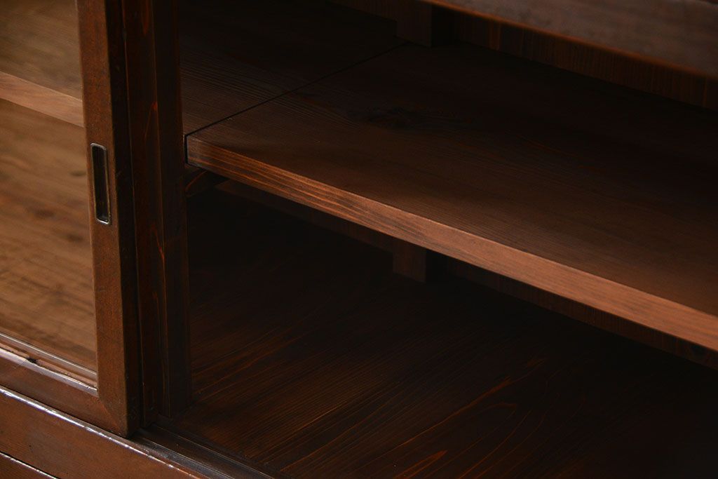 アンティーク家具　古民具・骨董 太い框組みの大きなガラス収納棚(ガラスケース、食器棚、水屋箪笥)