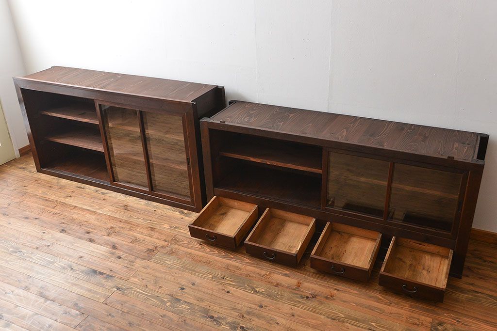 アンティーク家具　古民具・骨董 太い框組みの大きなガラス収納棚(ガラスケース、食器棚、水屋箪笥)