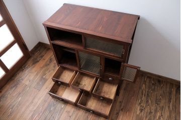 アンティーク家具　アンティーク モールガラス入りの小振りな食器棚(収納棚、茶箪笥)