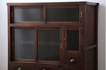 アンティーク家具　アンティーク モールガラス入りの小振りな食器棚(収納棚、茶箪笥)
