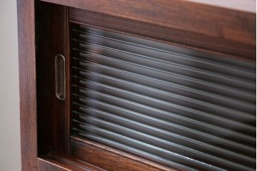 アンティーク家具　アンティーク モールガラス入りの小振りな食器棚(収納棚、茶箪笥)